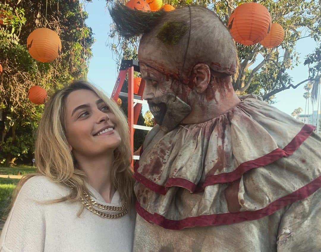 パリス・マイケル・キャサリン・ジャクソンさんのインスタグラム写真 - (パリス・マイケル・キャサリン・ジャクソンInstagram)「spoilers*  two best friends hanging out ! they might kiss 😳🥵♥️💦   me and my homie tim on #ahstories , check out the finale on hulu now !」8月19日 18時06分 - parisjackson