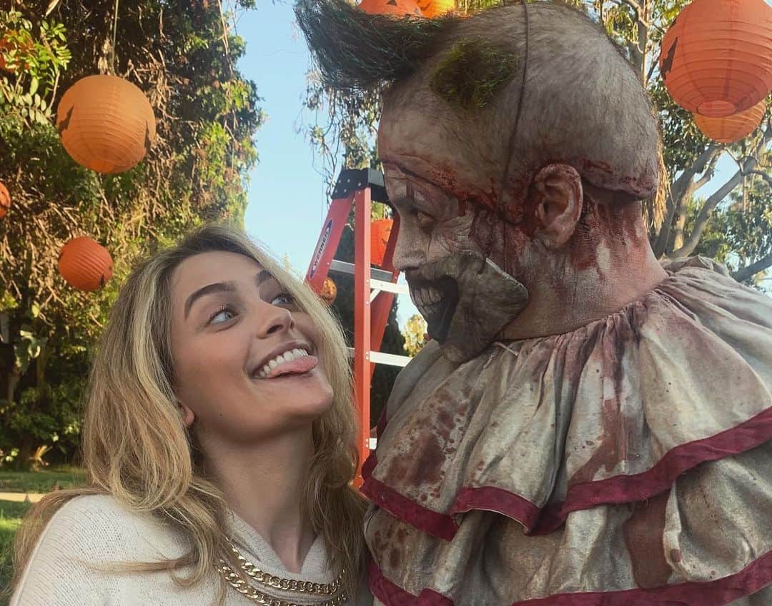 パリス・マイケル・キャサリン・ジャクソンさんのインスタグラム写真 - (パリス・マイケル・キャサリン・ジャクソンInstagram)「spoilers*  two best friends hanging out ! they might kiss 😳🥵♥️💦   me and my homie tim on #ahstories , check out the finale on hulu now !」8月19日 18時06分 - parisjackson