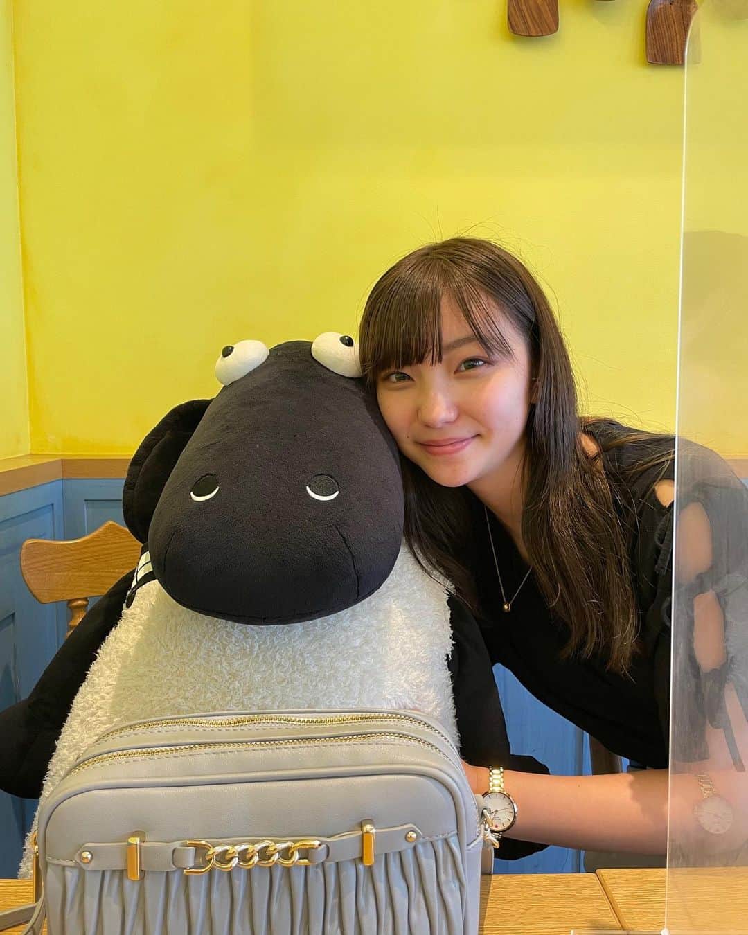 北川玲のインスタグラム：「先日、ひつじのショーンカフェとスヌーピーミュージアムに行ってきました〜とっても可愛い空間だった💛🤍🤍」