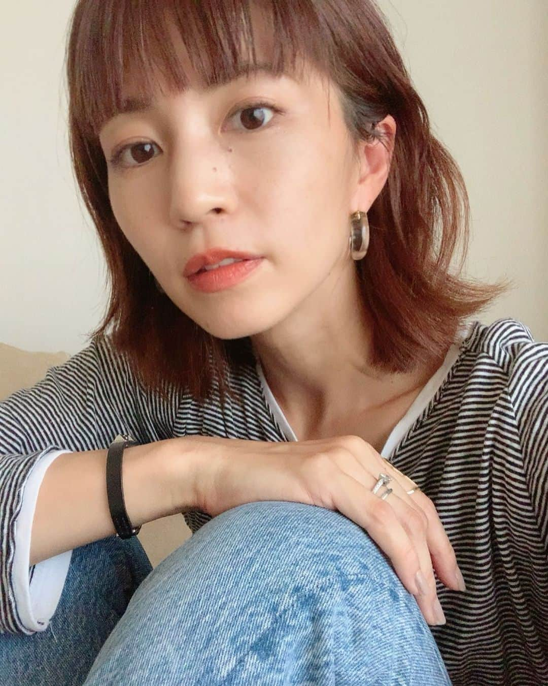 安田美沙子さんのインスタグラム写真 - (安田美沙子Instagram)「家でめっちゃカジュアル。 ピアスはいつかの @mamekurogouchi 🤍  中々トリミングにタイミングが合わず、行けないので、うちで洗って顔周りをカット✨  涙やけもひどいので、最近アイビタっていうのを試してみてます🐶 綺麗な頃に戻りたいね、はんな✨  #dog #hanna #14ちゃい　#family #bichonfrise #love #pierce #mame #goodnight」8月19日 18時20分 - yasuda_misako