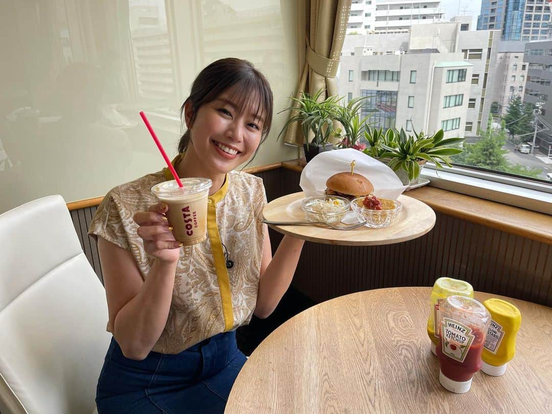 稲村亜美さんのインスタグラム写真 - (稲村亜美Instagram)「昨日は 週末極楽旅観て頂いた方ありがとうございました🙏✨ 極楽さんのお二人とマギーさんとボウリング楽しかったです🎳 違う番組でもお世話になった東京ポートボウルさんでのロケだったのでアットホーム感もありなお楽しいロケでした✨ そこでボウリング場の横に隣接されているカフェでハンバーガーもいただきました😊 おいしかったです！ これからもっとボウリング練習したいとおもいます💁‍♂️💁‍♂️💁‍♂️ ありがとうございました！  #週末極楽旅  #東京ポートボウル」8月19日 18時29分 - inamura_ami