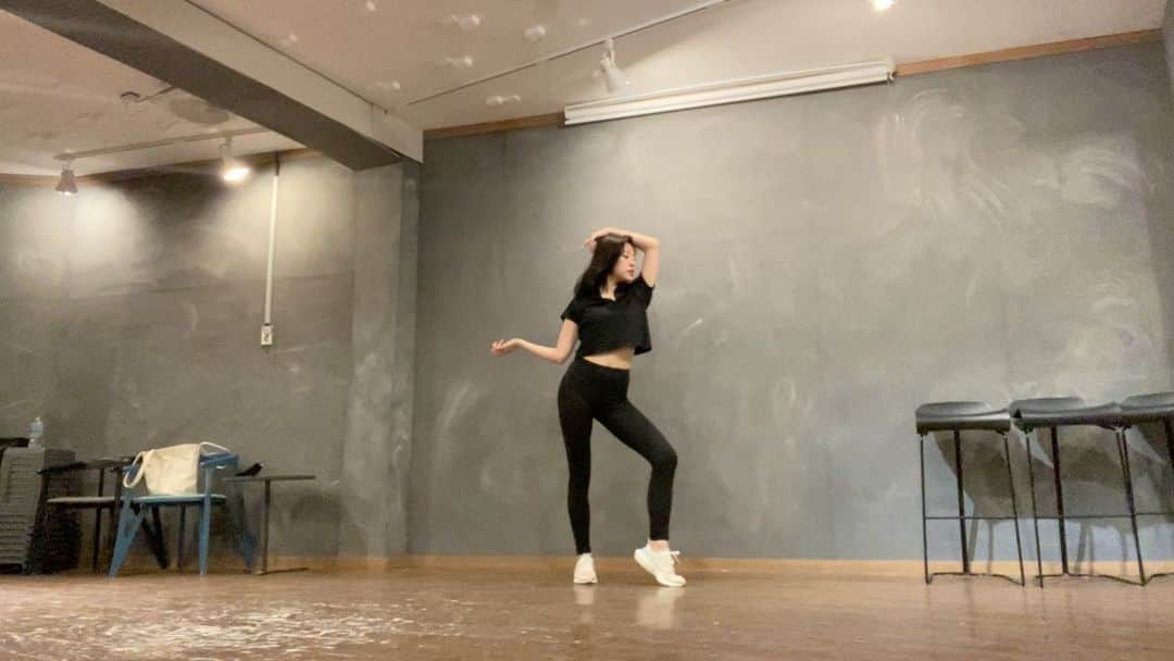 へウォン のインスタグラム：「갑자기 춤추고 싶어서 연습실 뛰어감 헿 전엔 안무도 척척 금방 따고 했는데,, 이젠 힘들엉😭😛」