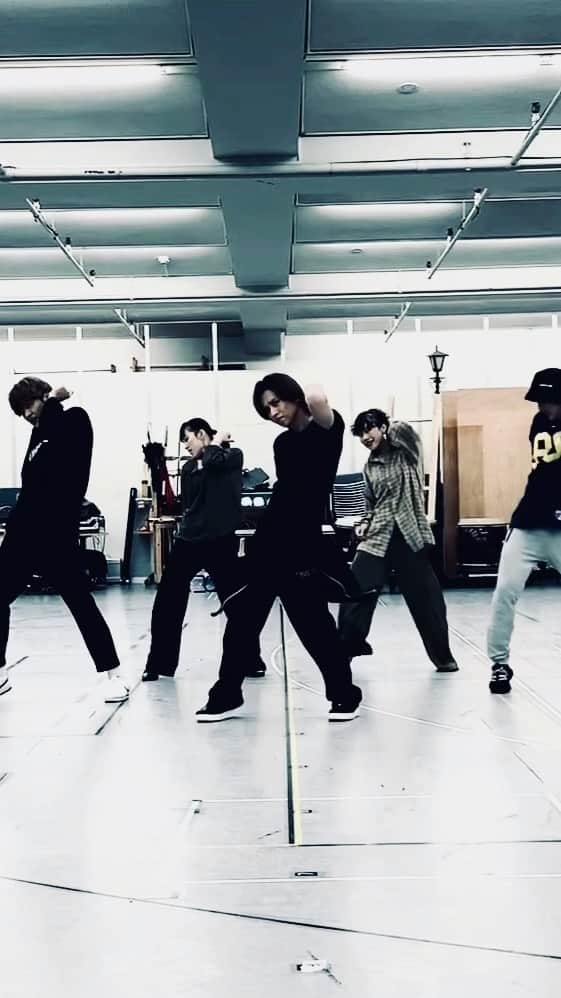 堂本光一のインスタグラム：「2020年1月  日本がコロナ禍に襲われる直前 ジャニーさんが亡くなって4ヶ月 メリーさんはもちろんお元気でした  急遽リリースとなったシングルの為 帝劇の稽古場でSHOCKの稽古の後 YOSHIEさんに振付を頂きました」