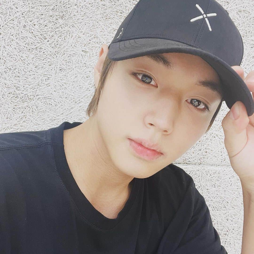 パク・ジフンのインスタグラム：「8월 28일 5시!! 온라인 콘서트 많이 기대해주세요❤️」