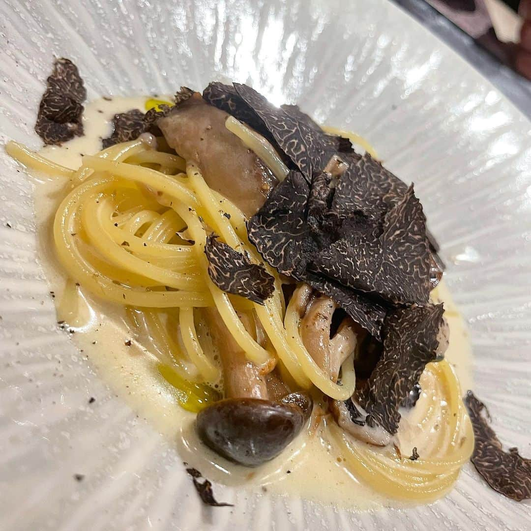 伊東亜梨沙さんのインスタグラム写真 - (伊東亜梨沙Instagram)「オープンしたばかりのTrattoria 庭へ🍝❤️ パスタが美味しすぎて美味しすぎて🥺 生まれ年のGAJAも飲んで幸せすぎた〜🍷 . 最近マスク😷してて 顎とかに小さいニキビ出来るから  @venus_beauty_clinic で プラズマシャワーしてきた🚿 毎月ずっと通ってる美容クリニック🏥 . . #trattoria #trattoria庭 #イタリアン #italian #tokyogourmet #東京グルメ #プラズマシャワー #美容皮膚科 #美肌ケア #venusbeautyclinic #gaja」8月19日 19時13分 - arisa__917m