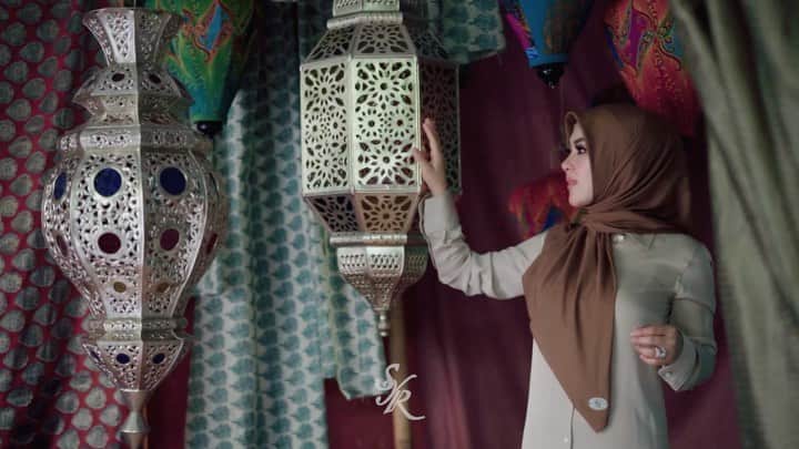 Syahriniのインスタグラム：「• “ FATIMAHSYAHRINI ZAELANI “  ~ Hijab ~ Scarves ~ Mukena By Syahrini ~  @fatimahsyahrini  _______________ 𝓢𝓨𝓡 _____________  #PrincesSyahrini #FatimahSyahrini」