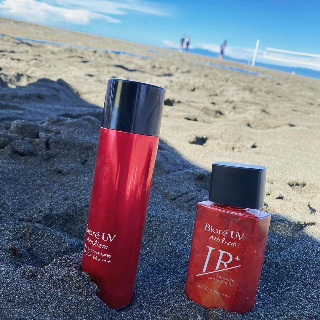 のインスタグラム：「今シーズンもビオレUVアスリズムと💪 将来のためにしっかり肌をプロテクト🌞  #日焼け止め#アスリズム#スプレータイプ #ビオレUV#アウトドア#スポーツ#海#花王 #ビーチ#ビーチバレー」
