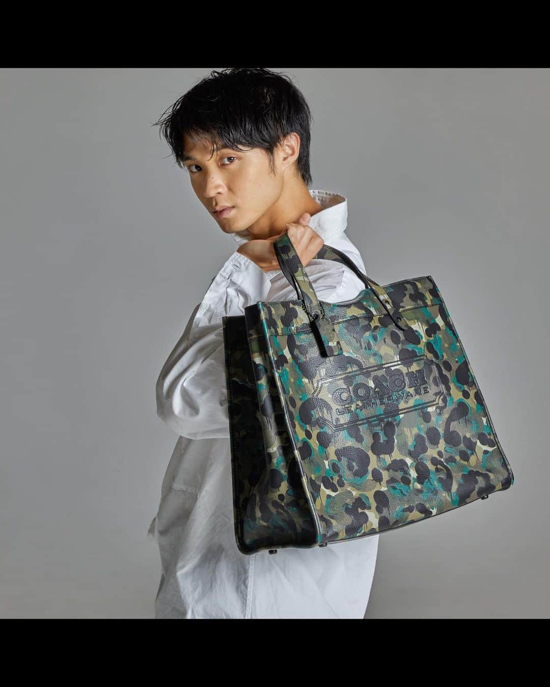 磯村勇斗のインスタグラム：「.  『Coach CAMO PRINT』  どんなシチュエーションでも合わせやすい  そして  可愛いデザイン  Photo：#lesliekee   #CoachNY  @Coach」