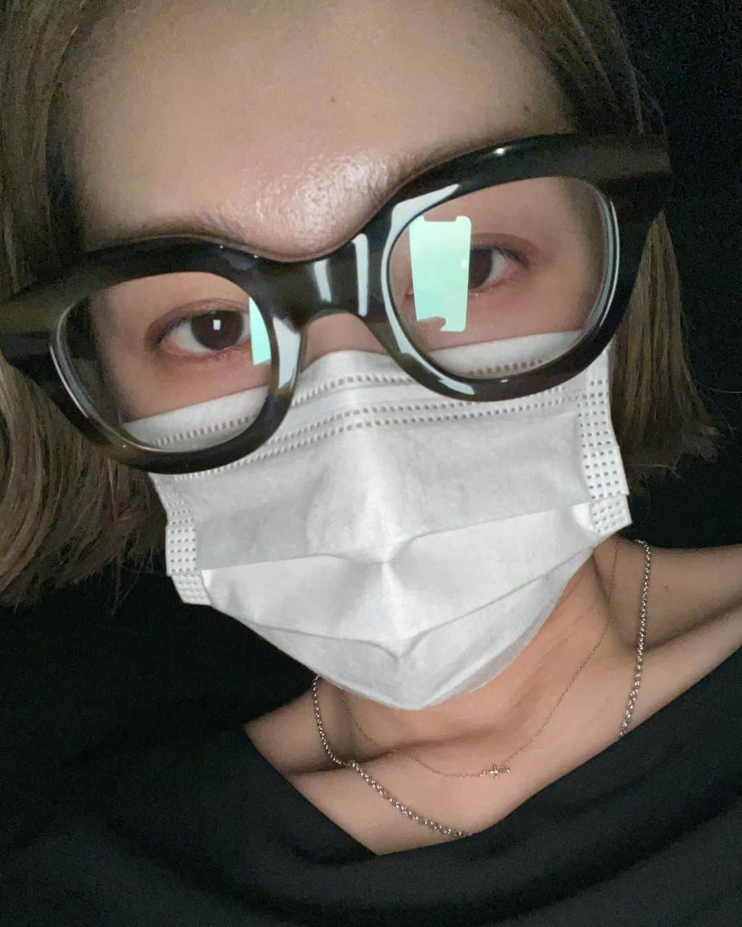 のインスタグラム：「かけたい眼鏡がありすぎて、使いたいコスメがありすぎて、顔が足りぬ🤳　mattyさんがかけてて可愛すぎてすーぐメッセージしたやつ💌  この日は眼鏡だったからマスカラしてなくて sway olive👉illuminated goldをアイシャドウに重ねて インラインにinvincibleをササっと」