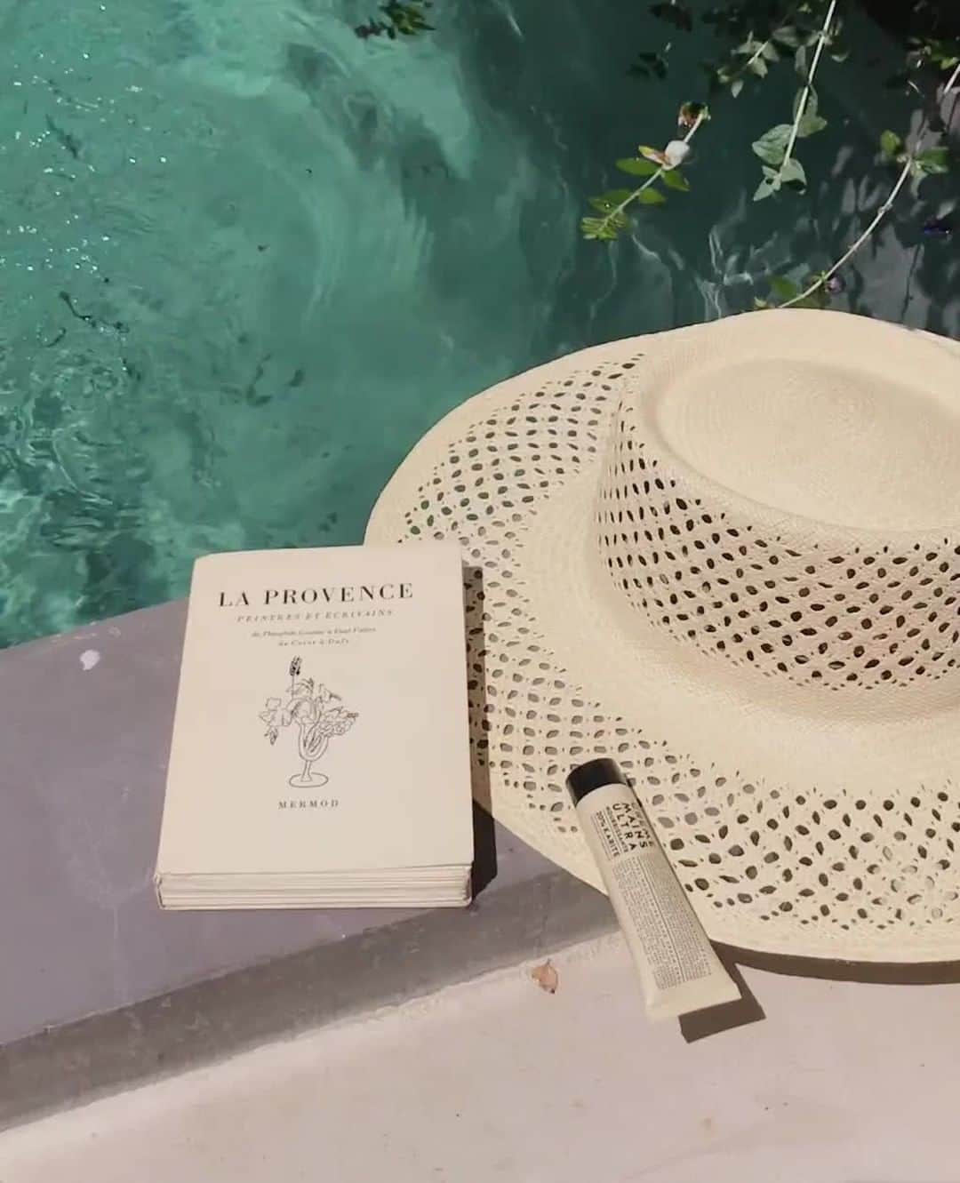 のインスタグラム：「Un instant en Provence, toujours accompagnés de notre crème mains nourrissante enrichie de 20% de beurre de karité, issu du commerce équitable 🌞 On peut plus se passer de son doux parfum créé à Grasse, aux notes de fleurs blanches sur un fond doux musqué.⁠ ⁠ --⁠ 🇬🇧 An escape in Provence, always accompanied by our nourishing hand cream enriched with 20% shea butter, from fair trade. We just love its sweet fragrance created in Grasse with notes of white flowers on a soft musky base.」