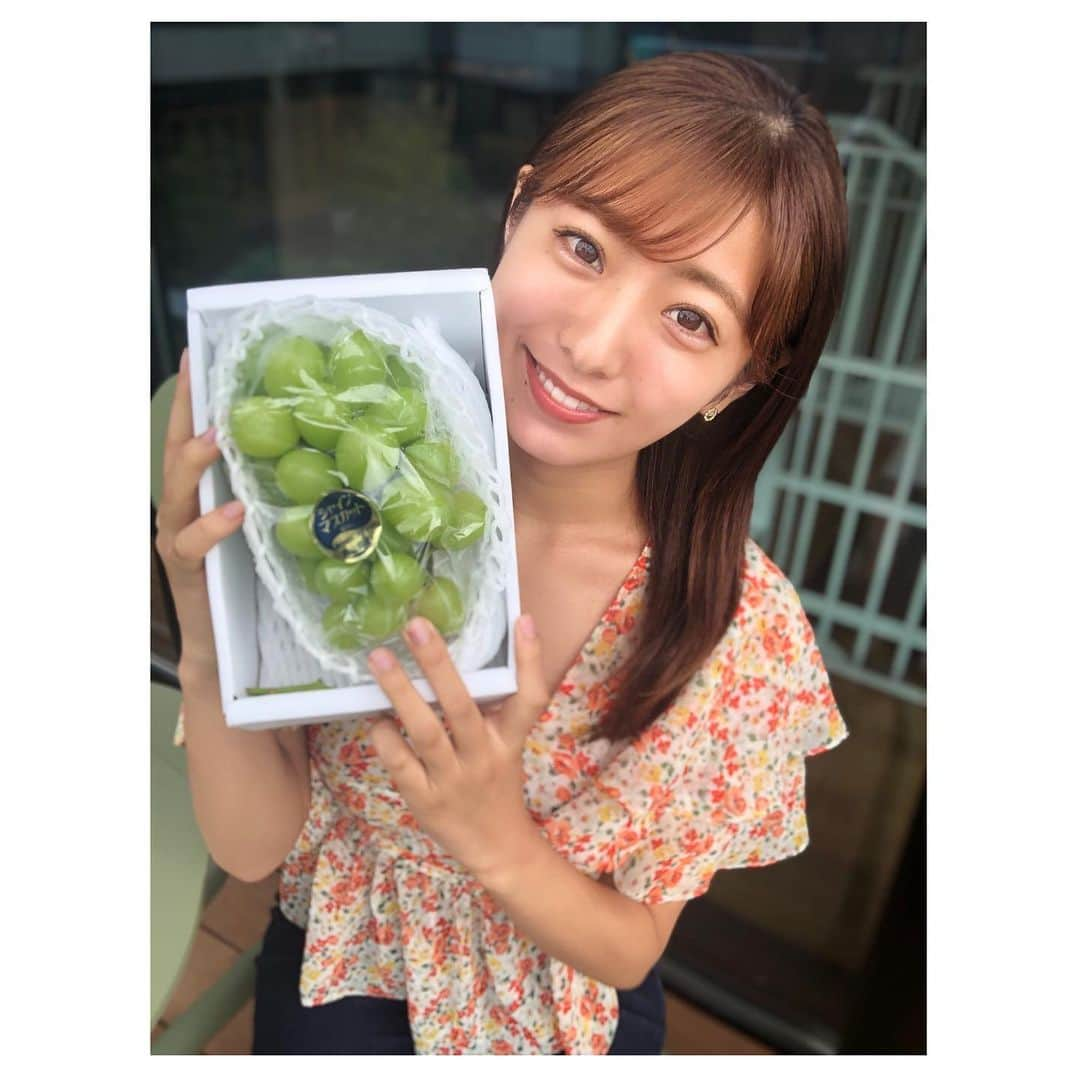 白戸ゆめのさんのインスタグラム写真 - (白戸ゆめのInstagram)「🍇 . おかやま生まれのシャインマスカットは サプライズでいただきました🥺 . こういうなんでもない日の 思いもよらない贈り物って心が温まります✨ . みずみずしくて甘くて美味しかったです！ やっぱり気持ちがこもってるものは 何倍も美味しく感じますね🎶 . #マスカット #シャインマスカット #岡山 #岡山産 #フルーツ #フルーツ王国 #サプライズ #プレゼント #一房 #ぺろり」8月19日 20時48分 - yumeno.s_