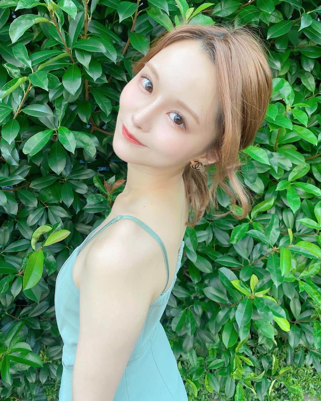 のインスタグラム：「今日もお天気気持ちいいね〜  最高に可愛いホワイトネイルで 夏っぽさ全開🤍🦋  @chipieee_nail_moeka  @chipieee_ebisu   #ホワイトネイル #蝶々ネイル  #囲みフレンチ #囲みネイル」