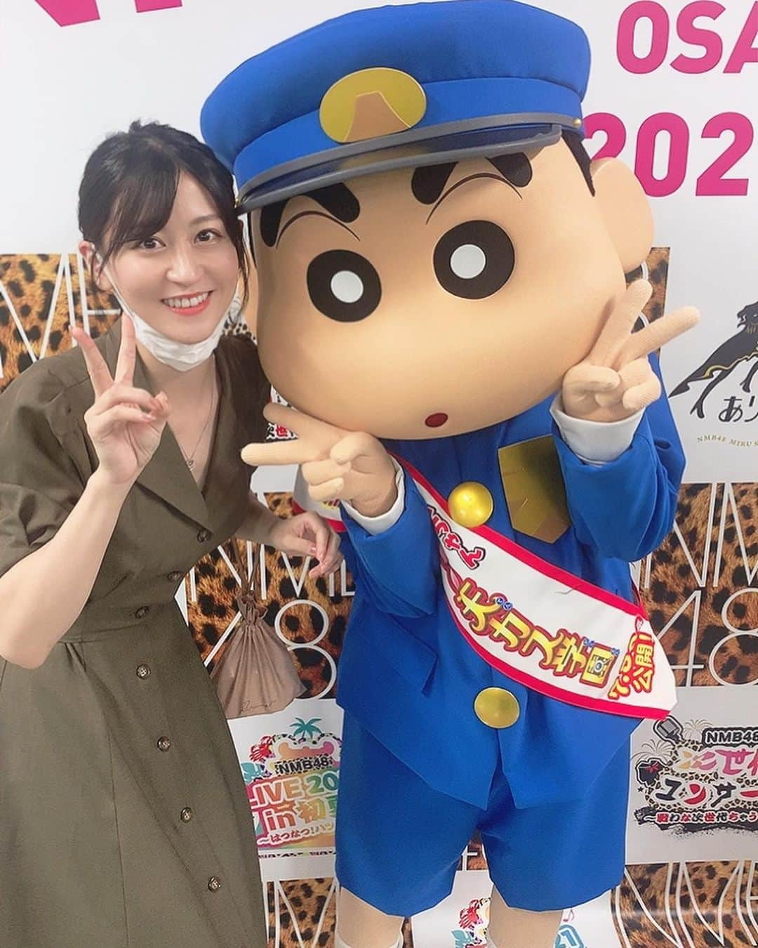 上西恵のインスタグラム：「しんちゃんと2ショット撮ってもらっちゃった😍 嬉しすぎる！高まった！！ しんちゃんありがとう！ ⠀ ⠀ チョコビに付いてたネネちゃんシールを携帯に貼ってるんだけど そのお話したらよかった🥺 ⠀ しんちゃんが歩いてたから遠くから手振ってたら スタッフさんが"どうしましたか？"って来て下さって 本当ごめんなさいだった🤣🤣 ⠀ #しんちゃん神対応すぎ #映画クレヨンしんちゃん」