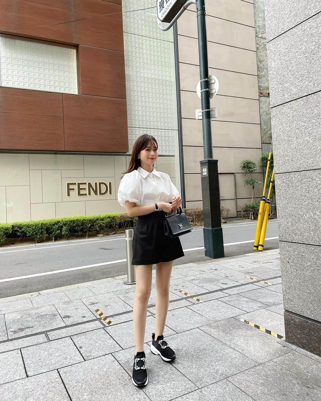 ハンナミのインスタグラム：「先日の 🤍 風つよくて 前髪がぼさぼさだけど 🌬☁️  blouse, pants #eneu shoes #rogervivier bag #louisvuitton」