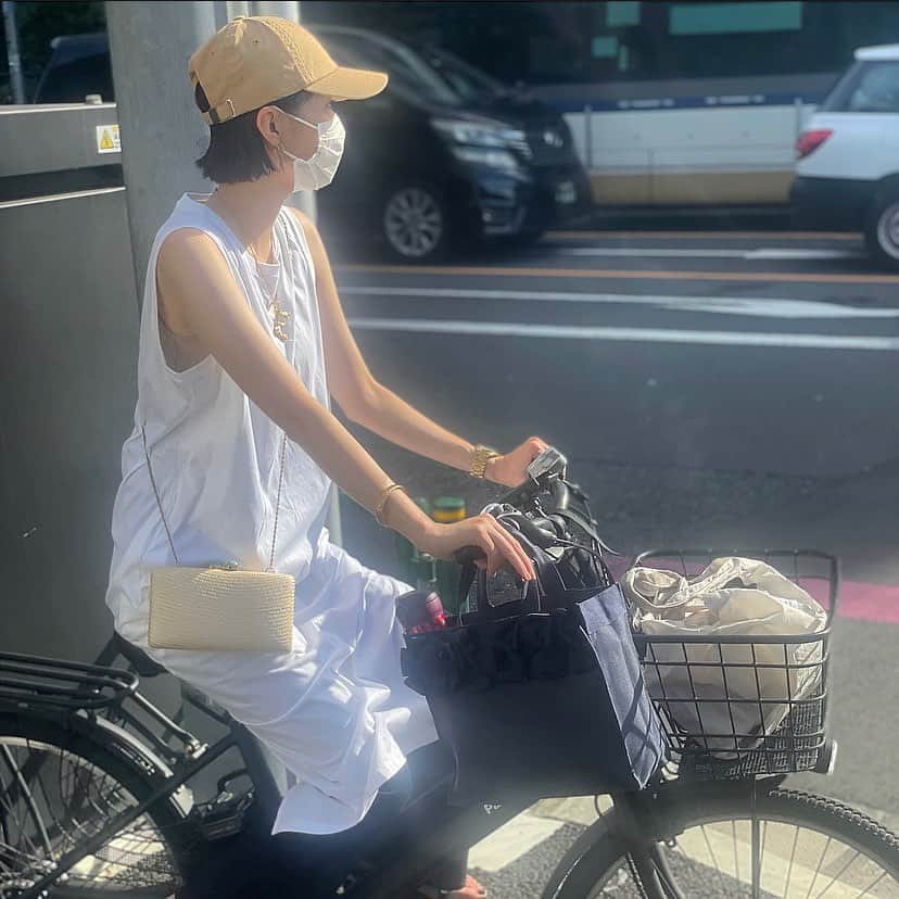 麻尋えりかさんのインスタグラム写真 - (麻尋えりかInstagram)「去年の自粛期間中から自転車デビューしまして、もうずっと自転車移動のわたくし  にしても日差しが強い強い 基本的に365日日焼け止めを塗ってるけれど（紫外線大敵）目元は特に気をつけたいから帽子は絶対ね  普段はこの上にUVパーカー＋帽子の上からフードを被っているのだけれど シュールだからこの時だけ脱ぎました←  自転車はPanasonicのティモS マットブラック 坂道スイスイ最高です 買って良かった物ベスト3に入ります  最近狙っているのは 街中でよく見かける公道歩行可能電動キックボード 乗ってみたいんだよね 楽しそうだよね レンタルもあるよね 運動神経悪くても大丈夫なのかね？←  ・  最後まで読んでくれてありがとうございます 明日も笑顔でいきましょね 水分補給もお忘れなく☺︎‼︎  ではまた👋  フラワーリボンバッグ @hamua_online   #電動自転車 #ペーパードライバー #主婦 #主婦の日常 #暮らしを楽しむ #平日 #夏 #リボンバッグ #フラワーリボンバッグbyhamua #フラワーリボンバッグ#主婦コーデ#主婦コーデお洒落さんと繋がりたい#猛暑#ノースリーブワンピース　#アラフォー#アラフォーコーデ #アラフォーファッション#アラフォー主婦」8月19日 20時58分 - mahiroerika