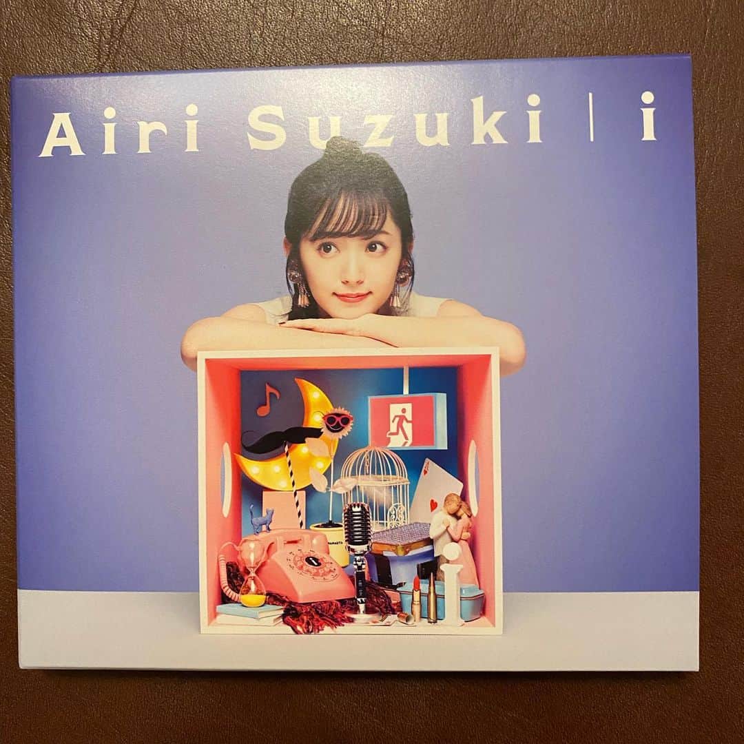 ノブ のインスタグラム：「鈴木愛理ちゃんから頂きました。 まっさらブルージーンズも入ってる。 うれしい。 #まさかの #チャンスの時間 #そうですアレです #先に言っときます #ファンの方すいません #ただ観て欲しいです #公開をお待ち下さい」