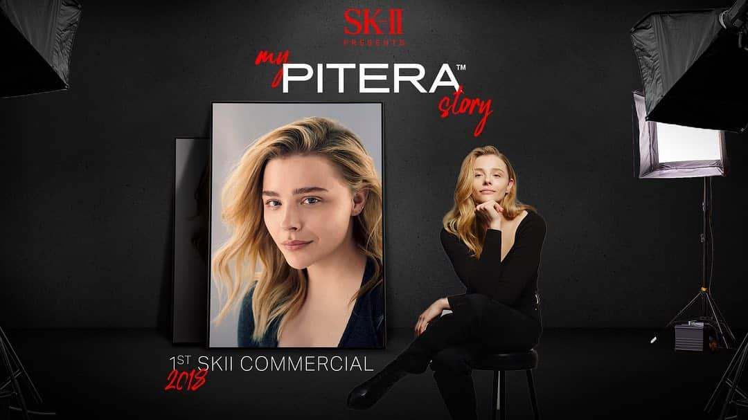 クロエ・グレース・モレッツのインスタグラム：「So excited to share with you #MyPITERAStory with @skii !   It has been almost 4 years since my very first SK-II skincare campaign: Bare Skin Project   I remember it was an incredibly special day to go bare skin in such a public way.    Here we are, 4 years later taking on the challenge of doing it all over again – no make-up, no filters, just me and my skin!  Through this time, I’ve grown so much.  Stay tuned for my docu-film where I’ll share just how much has changed in my life and my skin since my 1st bottle of PITERA Essence.  #skiipartner」