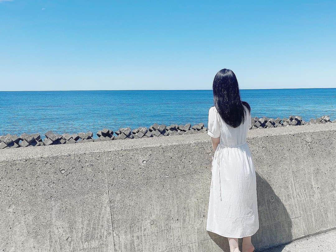 河瀬詩のインスタグラム：「・  海見に行こっ🐚   #夏  #海デート 風 #白ワンピース   #ナナニジ  #河瀬詩」