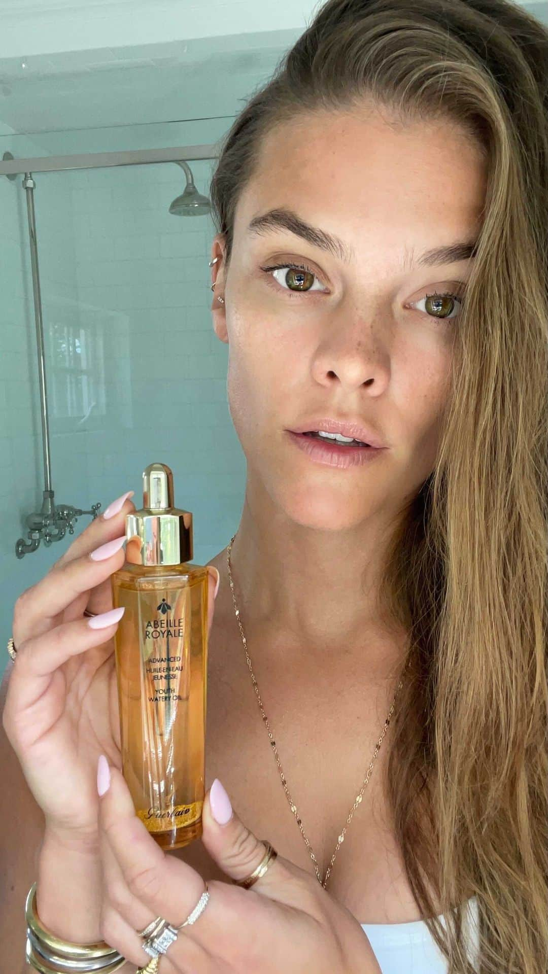 ニーナ・アグダルのインスタグラム：「As you all know, I've been a long-time fan of @guerlain’s Abeille Royale line, so I'm thrilled to be showing you my go-to morning routine which includes the newly formulated Advanced Youth Watery Oil! 💛 An upgrade to the previous fan favorite, the Advanced Youth Watery Oil is made of 95% natural ingredients and more potent than ever ✨ #GuerlainAmbassador」