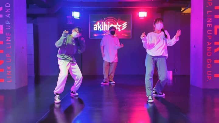 akihicのインスタグラム：「STUDIO INHERIT ・・・ 久しぶりのFreestyle Lockin' Class🔥 MARさんの代講枠でやらせて頂きました🙏 めっちゃいっぱい来てくれて本当にありがとう😭✨ レッスン終わりにBIG CHEESE!!の2人と❤️‍🔥 ・・・ #music #dance #lesson  @hi_natam & @yukiho1108」