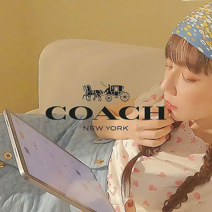 謝琦琦（Kiki）のインスタグラム：「隨著大眾消費模式改變 網購真的是一百種方便 各種內心猶豫小劇場可以在電腦前上演無限次 一個禮拜後還是朝思暮想我就會下單了💸 Coach官網免運之外 首購還能九折 最期待拆緞帶的驚喜 還能跟家人說是別人送的禮物啦 （我只有把金額謊報過啦） WILLIS紅色手袋尺寸小巧實用 壓上縫線的澎澎皮革超可愛 有提把也有背帶  那天拍攝才發現背帶竟然能當腰包太神奇了  #CoachNY @coach」
