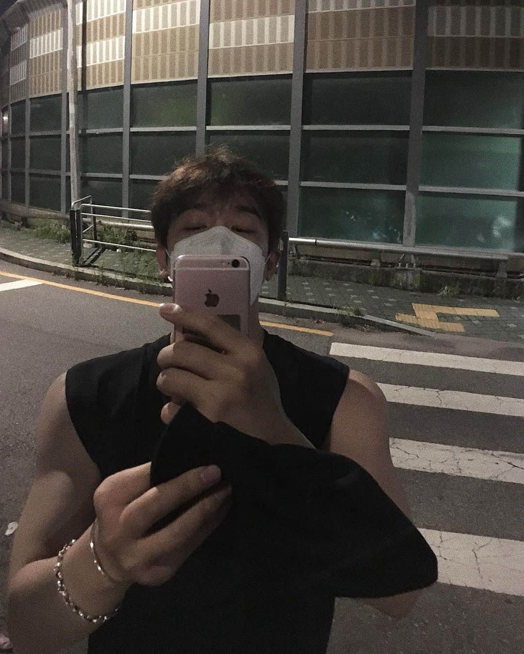 チン・イハンのインスタグラム：「#산책 #✨」