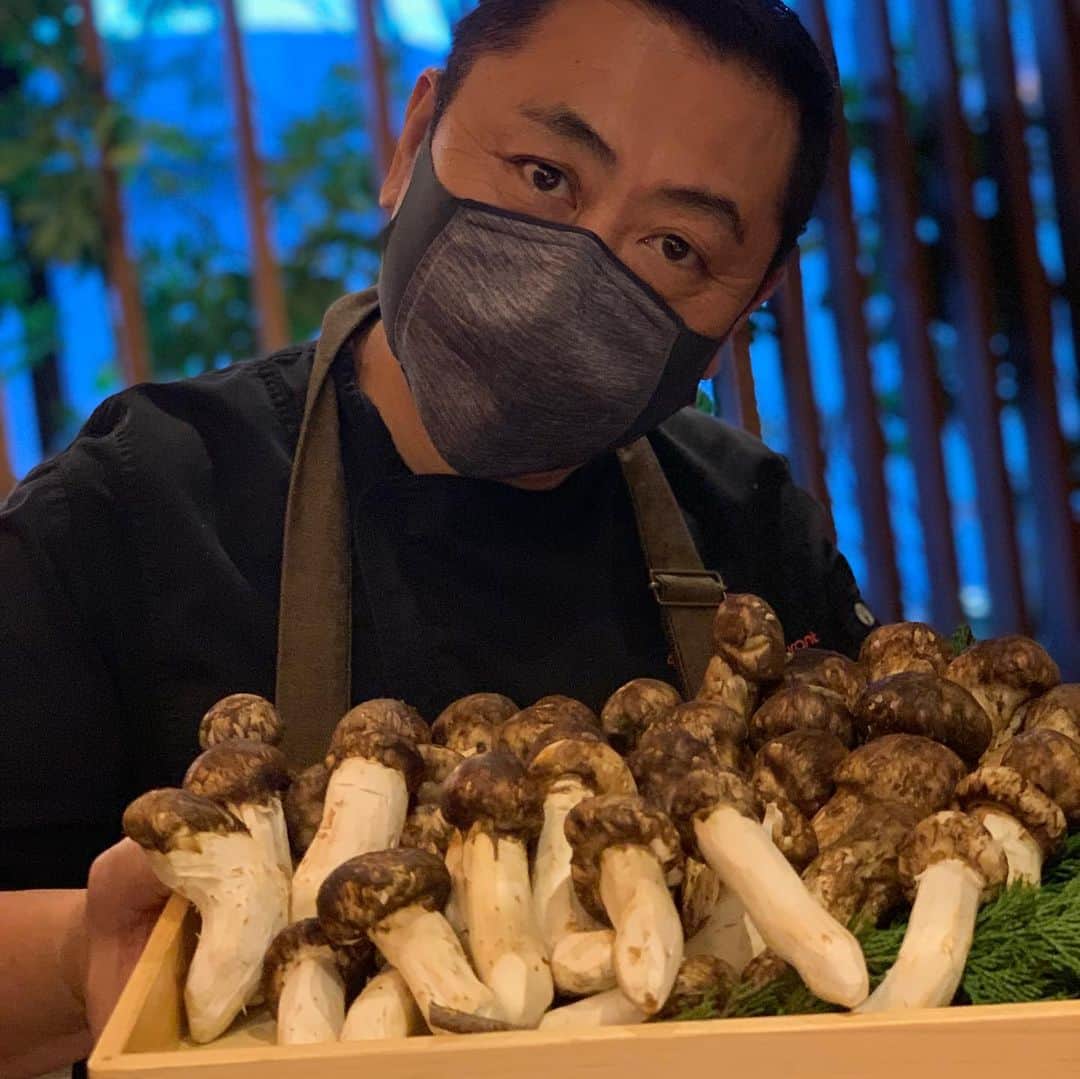 岸本加世子のインスタグラム：「ずっと行ってみたかった菰田総料理長のお店に行ってきました。松茸とフカヒレに圧倒され、久しぶりに料理で感動しました。 #4000chineserestaurant #菰田欣也」