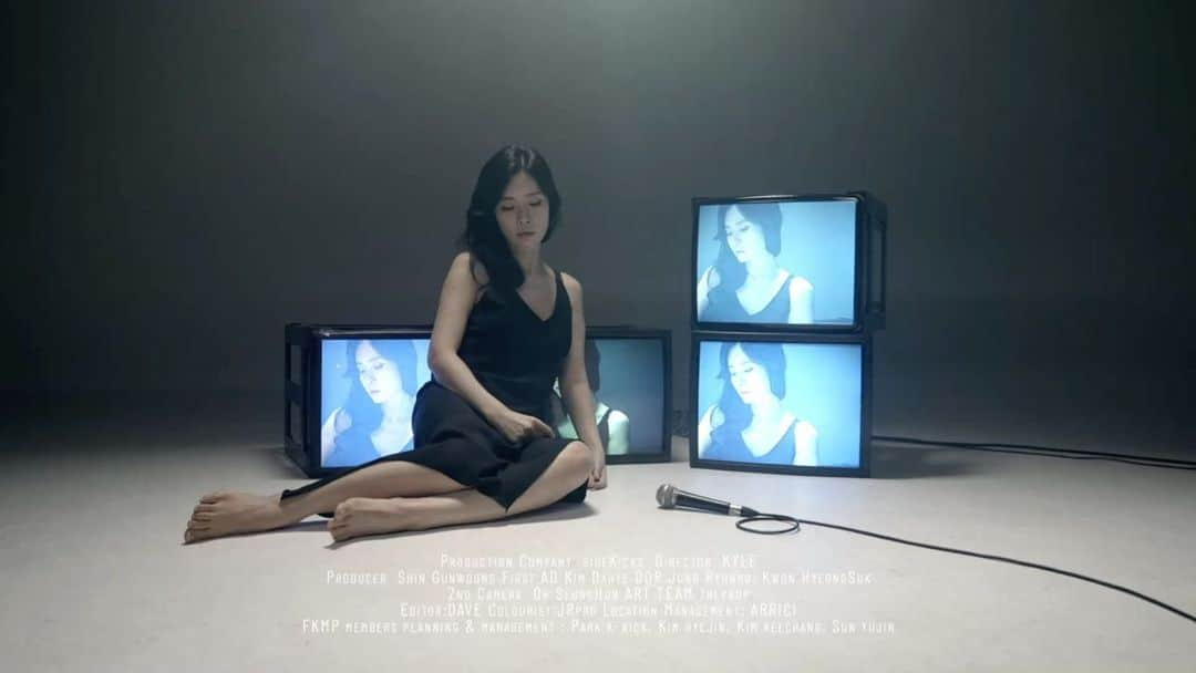 パク・キヨンのインスタグラム：「#안부 #MV   어느 곳이  시작인지 알 수 없는  깊은 산 속 작은 샘물이  누군가 만들어 준 길도 아닌데 아래로 흐르고 흘러  강을 만나 강물이 되고 바다를 만나 바닷물이 되듯  천천히 인생의 길을 걷다  서로에게 가 닿았습니다.  참 감사합니다.」