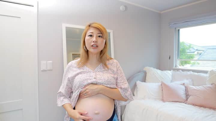 吉田ちかのインスタグラム：「Omg the bump is so big my belly button flipped out into an outie! lol   Uploading everyday this week! And today’s #ootd vlog is up!   お腹が大きすぎておへそがぽこんとでべそになっちゃいましたw   今週はコーデ動画を毎日アップ！本日のvlogもアップされたので良かったら見てください😊このように一部の英単語やフレーズをピックアップして解説を入れてます👍  この動画で履いているデニムもpink blushのなのですが、なんでこんなに履き心地がいいんだろう🤔と思ったら、ストレッチの効いた素材がお腹だけではなくグルンと背中までなんです！  これまで買ったデニムは、お腹の部分だけストレッチが効いていて、背中はデニム生地だったので、ここまで大きくなるときつくて💦」