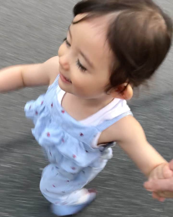 のインスタグラム：「2年前の夏の、2歳になる少し前の瑠花るか丸🐈 猫ちゃんと仲良くなりたいのに、報われないのは今も変わらず😅💔 このてんとう虫のロンパース、可愛くてよく着せてたなぁ☺️🐞 Two years old Ruka chasing a cat! #throwback#summer#cat#cute#animal#kid#happy#smile#love#散歩#猫#可愛い#夏#2歳#子供#育児#子育て#親バカ部#ベビフル#ママリ」
