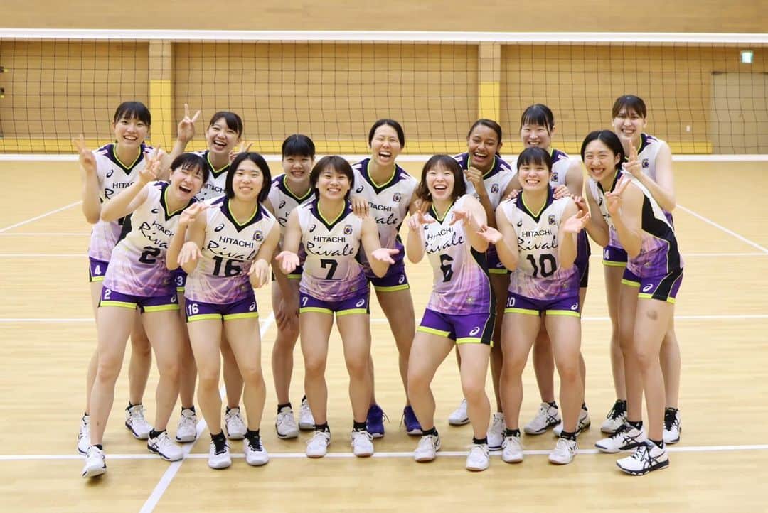 入澤まいのインスタグラム：「🏐🐰✨ . ユニホームのデザインが新しくなりました〜🐰✨ 今シーズンからこのユニホームで戦います💪🏻 . コンセプトは ‘’大きな星に向かって、支えてくれる皆さんと共に戦う‘’ です!! 応援よろしくお願いします💛💜 . #日立Astemoリヴァーレ🐰 #新ユニホーム解禁✨」