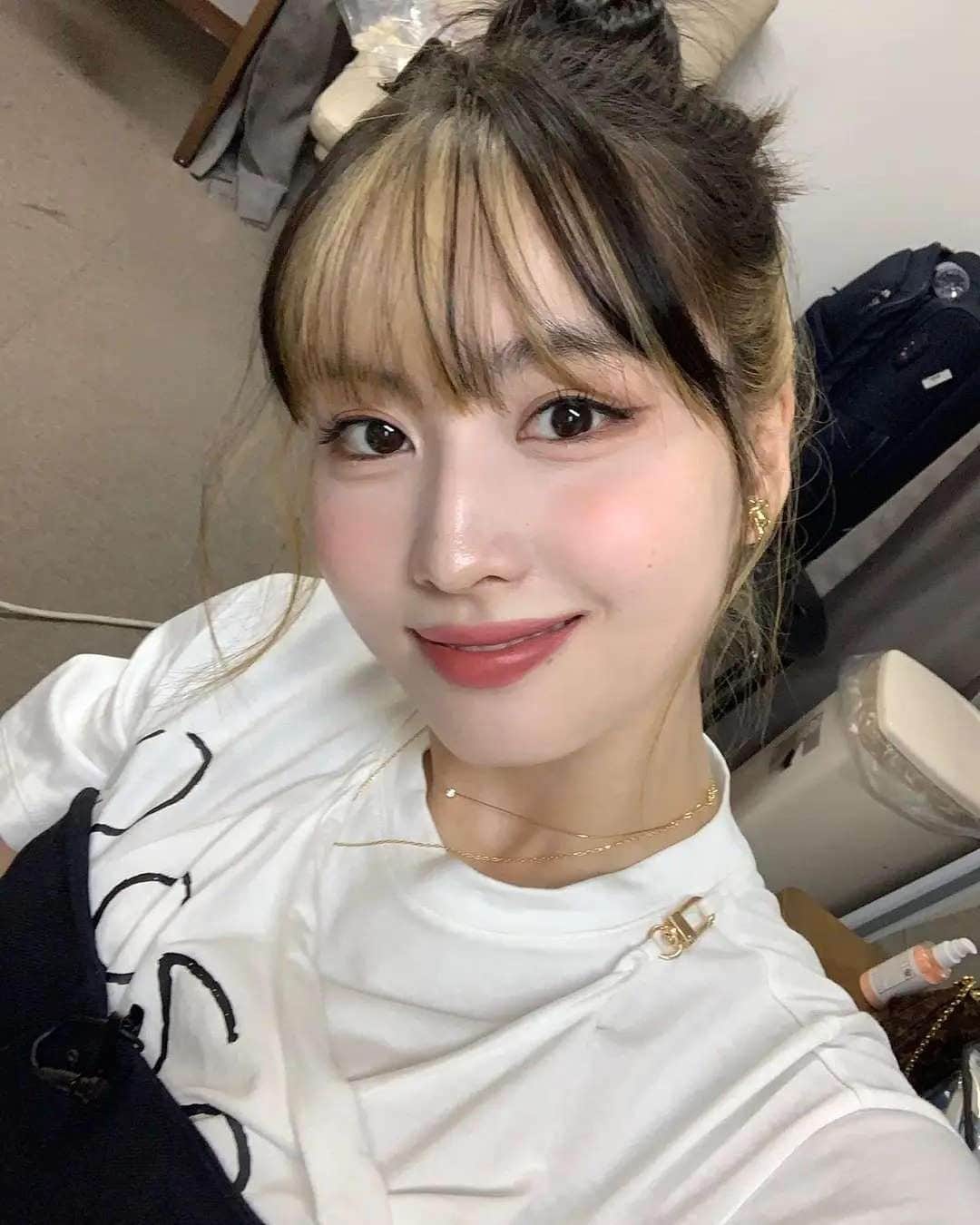 モモのインスタグラム：「so pretty 🤍🤍🤍 -  #MOMO #트와이스 #모모 #平井もも #もも #TWICE」