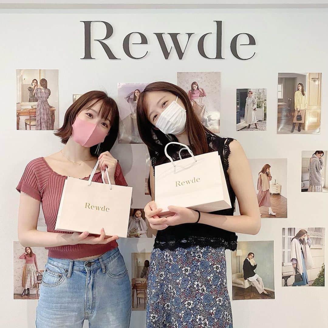 さくまみおのインスタグラム：「くま子(@ruikumae )とルゥデ(@rewde_official )さんの展示会にお邪魔してきました︎︎☺︎  秋服どれも可愛くて迷った〜🍁 届くのが楽しみ!!!  顔タイプ別に似合うお洋服や髪型など教えてくれるイベントも行われていて面白かった〜☺️  さなえさん(@sanaekakei )に診断してもらった結果、私は「フェミニンタイプ」だそうです👗𓂃 𓈒𓏸  そうなのか( ˙꒳​˙ )くらいに思ってたら、くま子が横で「いいな〜それが良かった〜」ってめっちゃ言ってくれるもんだから何だか良いものに当たった気分になりました😂ありがとう笑  ※7枚目は私のメモ用です笑  #ルゥデ#rewde#展示会#秋服2021#顔診断」