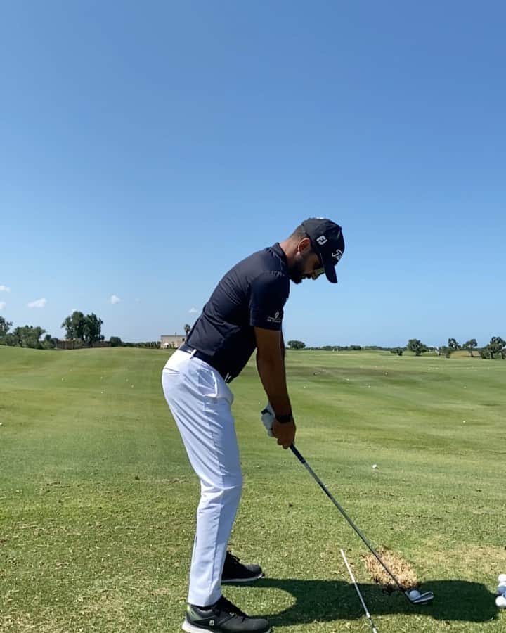 フランチェスコ・ラポルタのインスタグラム：「Practice, practice and practice….  —— #hydrogen #jaguaritalia #allianz #borgoegnazia #sandomenicogolf #titleist #footjoy #home #practice」