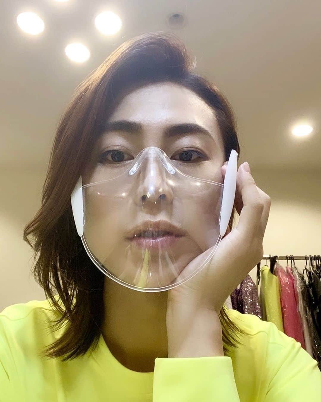 氷川きよしさんのインスタグラム写真 - (氷川きよしInstagram)「TV局での収録。 マスクだと顔に線が入るし収録時に何度も取り外しが大変だから見た目もカッコいいからこれを装着。  by kii  #氷川きよし #hikawakiyoshi #TV #フェイスシールド #kii #bykii #キヨラー」8月19日 22時16分 - hikawa_kiyoshi_official