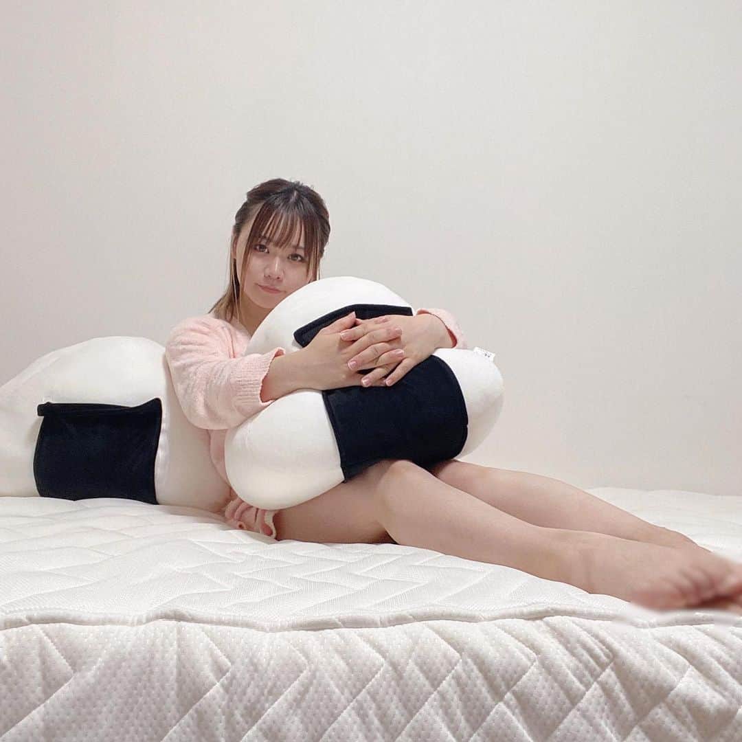 川﨑由意のインスタグラム：「⁡ #雲のやすらぎプレミアム @kumoyasu_official 様から 新しいマットレスが届きました☁️✨ ⁡ とてもフカフカで寝心地は良いのに ほどよく硬さもあって私の身体にぴったりのマットレスでした！ ⁡ それにしても17センチの厚み！すごいよね！！ ⁡ この17センチが大事なのだろうな☺️✨ ⁡ #雲のやすらぎ#雲のやすらぎプレミアム#マットレス#マットレス選び#高反発マットレス#寝具#睡眠#ベッドルーム#夏のすやフォトコンテスト#イッティ#pr#プロボウラー#おにぎりプロボウラー#pリーグ#pリーガー ⁡」