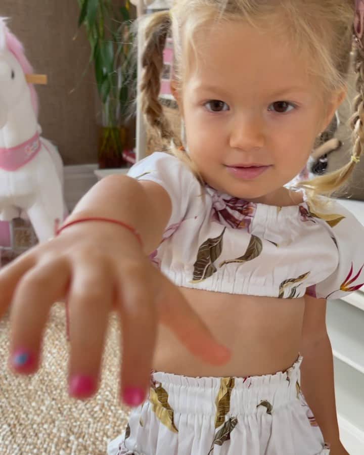 ヴィタ・シドルキナのインスタグラム：「Allegra’s First manicure 🤣 by me 🤍 I did the best I could lol」