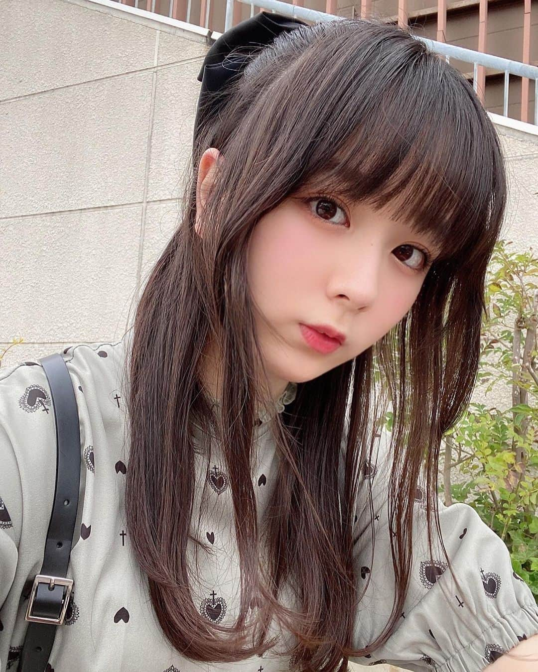 高田もものインスタグラム：「. 間違い探しかってくらい違いがわからない2枚 . 違いわかるかい？ . かしこ . #高田もも #かしこってなに #かしこ #instagood #instagram #ハーフアップ #bubbles #リボン #リボンアレンジ #レイヤーカット #ロングヘア #eatme #ワンピース #ハーネスベルト」