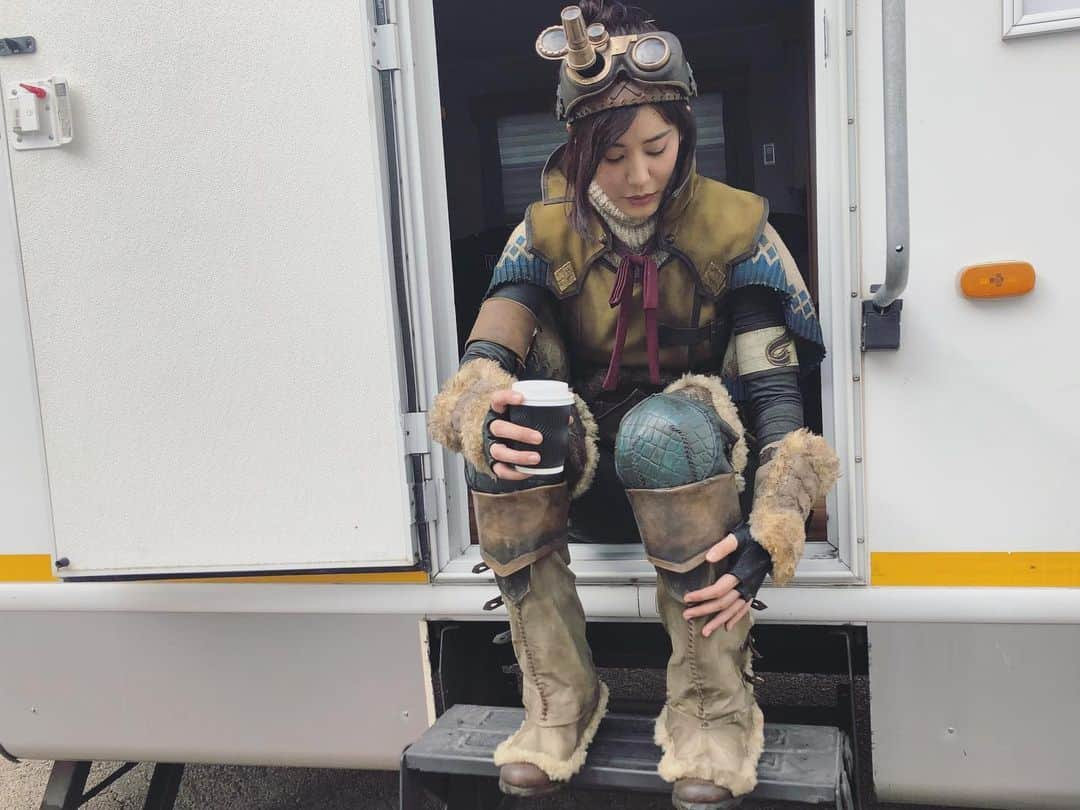 山崎紘菜さんのインスタグラム写真 - (山崎紘菜Instagram)「⚡️ 映画「Monster Hunter」 @monsterhuntermovie  DVD&Blu-ray発売中です。 おうちで一狩りしてみてね。 #monsterhuntermovie #受付嬢の休息☕️」8月19日 23時27分 - hirona_yamazaki