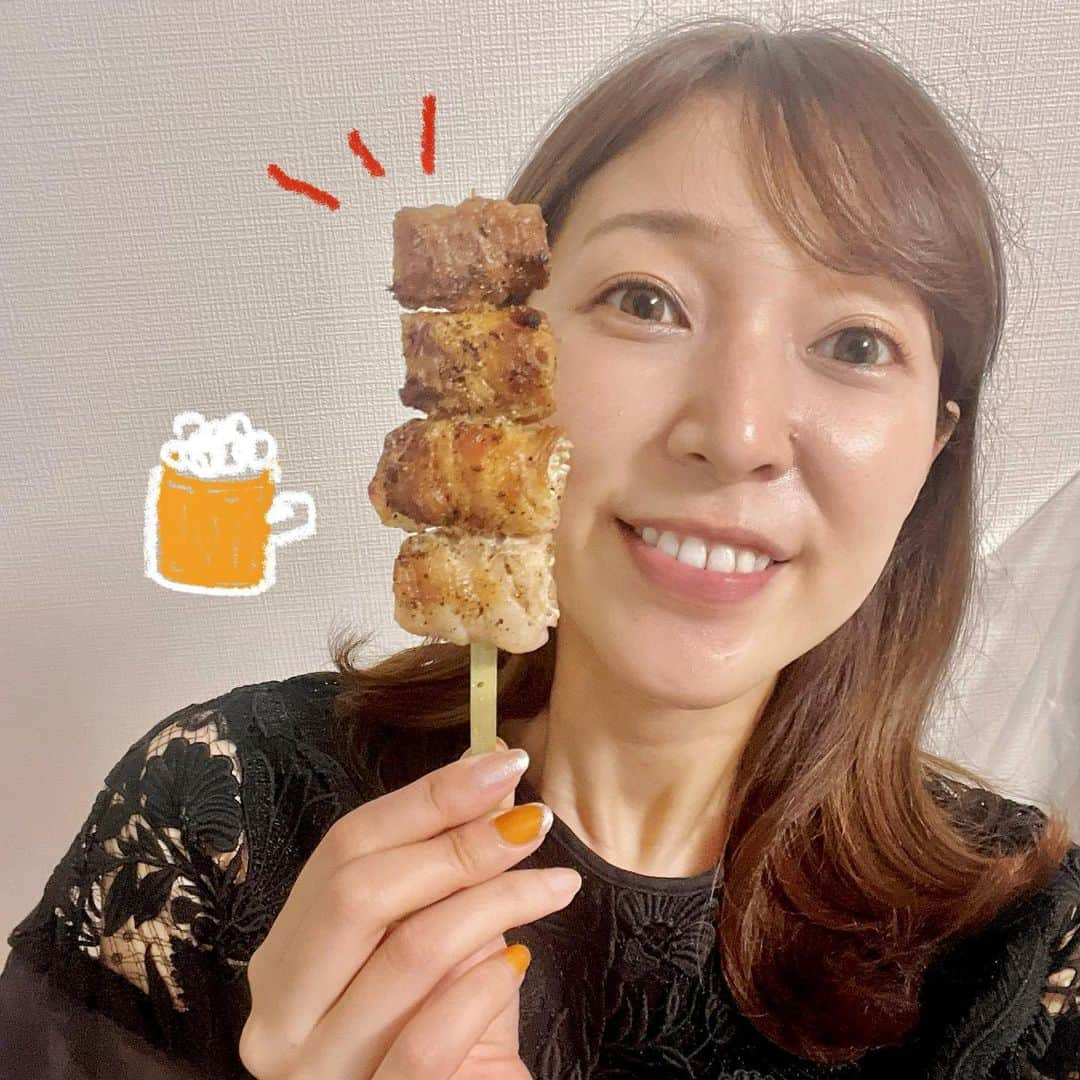 小野澤玲奈のインスタグラム：「今晩は幸せテイクアウト🥺❣️  かさいさんの晩酌セット ありがたや〜  お酒は飲んでないのにそういう気分になった🍻  寝るか！あしたもがんばるか！  #静岡グルメ  #テイクアウト  #夜ご飯を作らなくてよし #炭焼き串処かさい  #アホ毛  #ビールネイル」