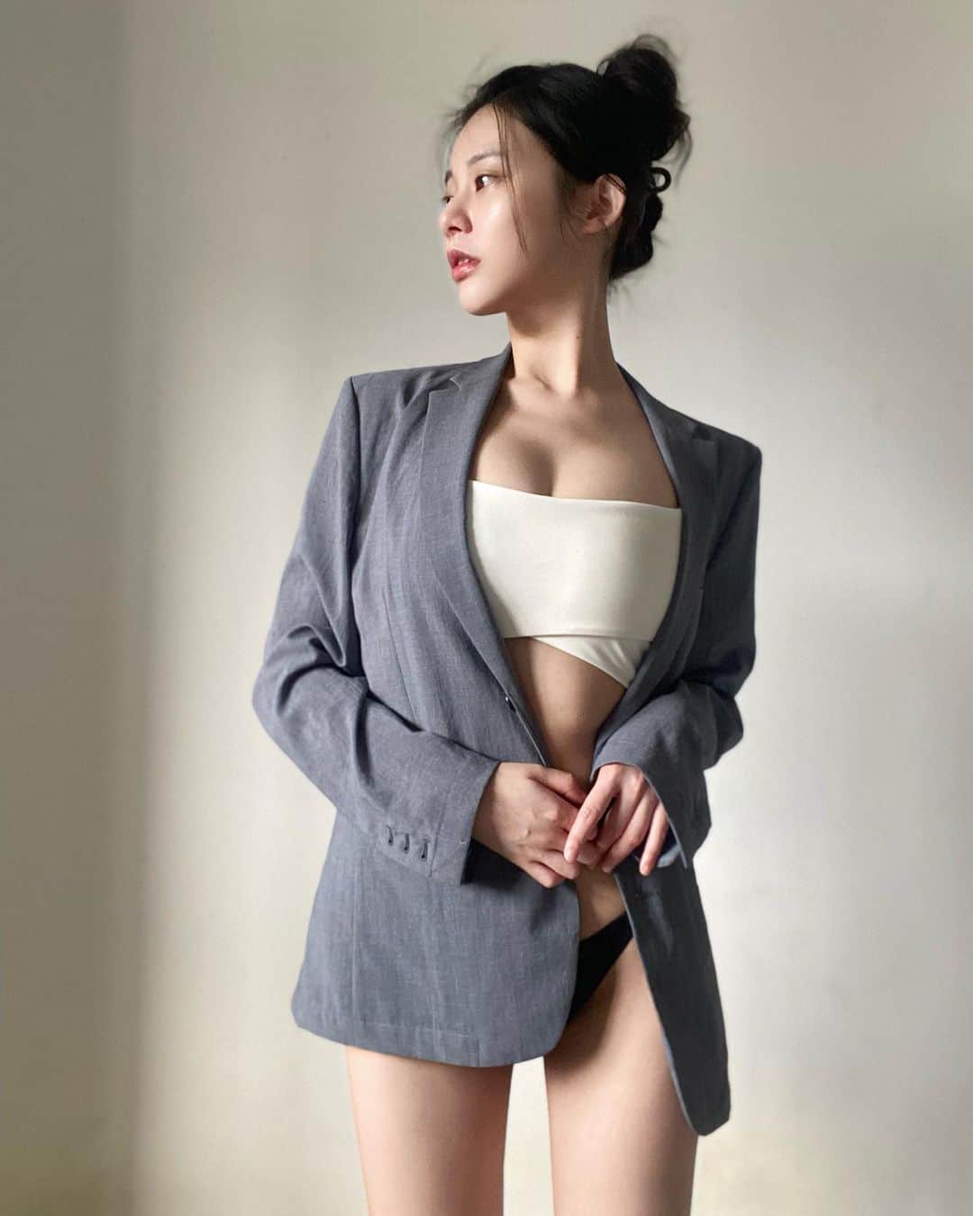 張香香のインスタグラム：「可甜可辣顯身材😳 春夏秋冬皆可穿😌 人人必備百搭款😚 超多顏色選不完☺️ 單押x3 🤙🏻🤙🏻🤙🏻  我都做了一首詩了還不買？🤣🤣🤣 優惠只到今晚23:59❕ 限動有連結🔗」