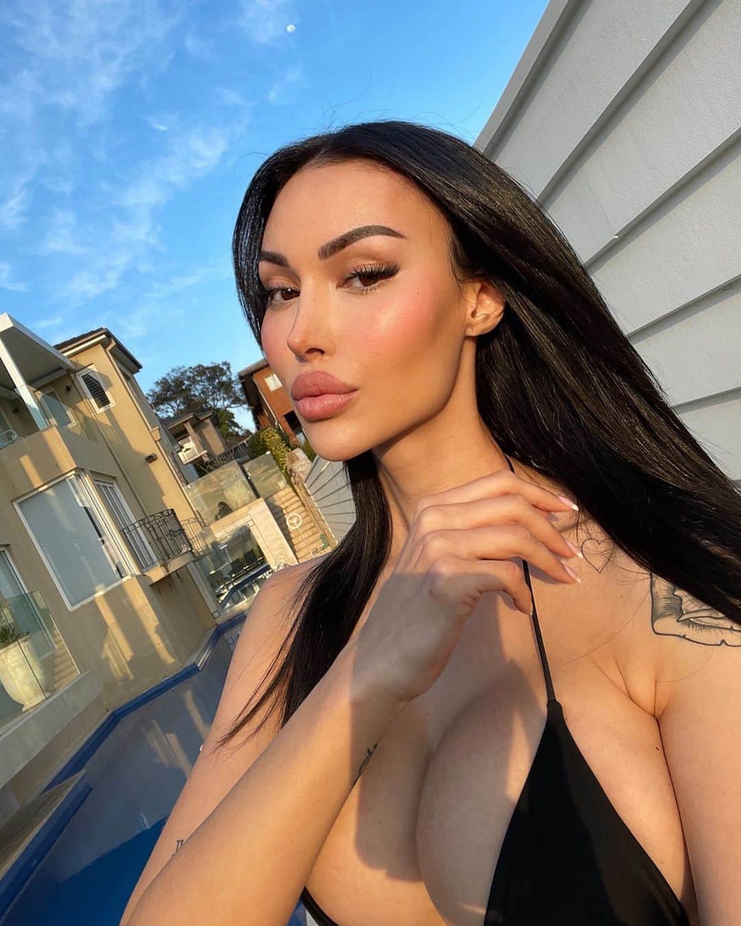 ANNELESE MILTONのインスタグラム：「A grateful heart is a magnet for miracles 🧿 swipe to see my smile by @iconicsmiles.syd」