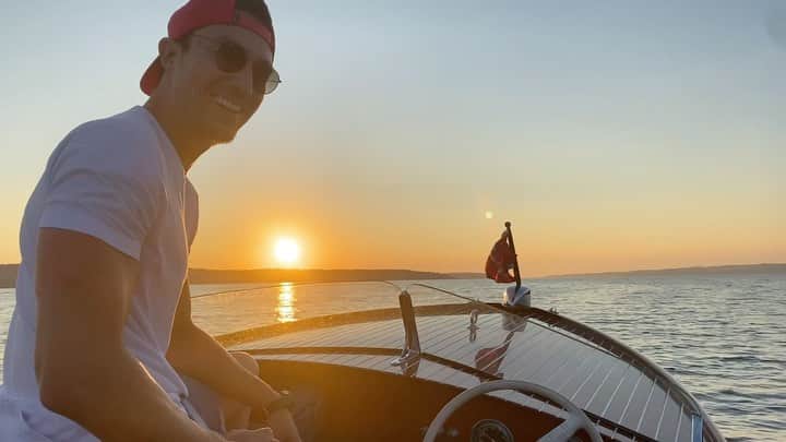 ダニエル・ヘニーのインスタグラム：「Michigan sunset rides」