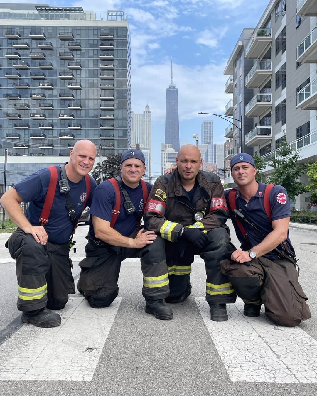 テイラー・キニーのインスタグラム：「Good Times #squad3 #Chicagofire」