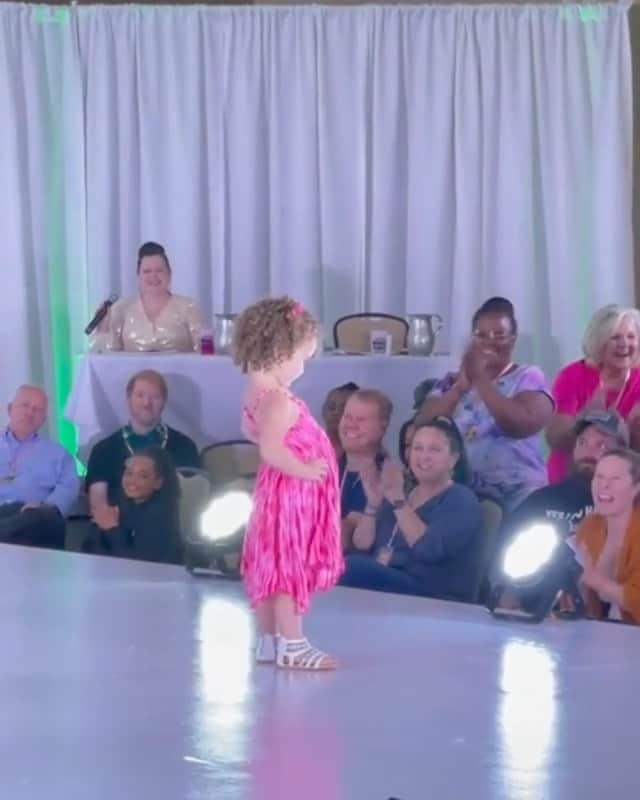 メリル・デイヴィスのインスタグラム：「It’s almost the weekend and I challenge you to finish the week with THIS level of confidence…. You are strong, beautiful, resilient and kind. Go get ‘em! One step at a time. 💞  ••• Via: @just.baby #explorepage #motivation #ticktock #confidence  🎥 TT/kristenweaverstudio」