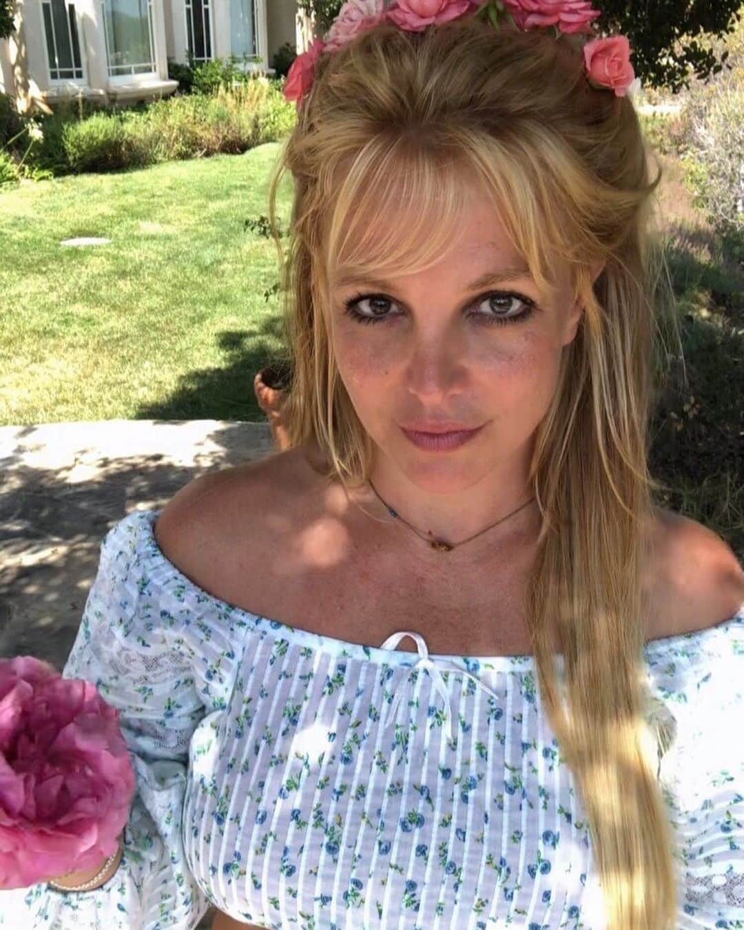 ブリトニー・スピアーズのインスタグラム：「The first pic is the original … no filter 🙅🏼‍♀️📷 !!!! Just A Touch Of Rose 🌹 is a year old but it seems to me that some things are timeless … just like a rose 🌹🌹🌹 !!!!」