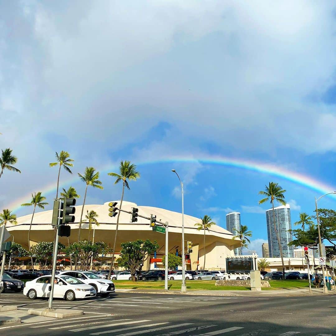 マキ・コニクソンさんのインスタグラム写真 - (マキ・コニクソンInstagram)「ハワイからおはよ！☀️  朝から虹ちゃまと遭遇🌈 うちの山は朝から雨が降ったり 止んだりしてたよ。☔️☀️ 雨が降って太陽が出てたら後は 虹ちゃま🌈の出番！ 虹は人をハッピーにしてくれる！ The Rainbow makes people happy! 🌈😊  朝からヤル気スイッチが入りました！💪🏼 ヤル気スイッチは自分でしか入れられない からね！全て自分次第！☝🏼  朝からハッピーレインボーのおすそ分け🌈 今日も元気にニコニコ行ってらっしゃい！ 😊👋🏼  #エアハワイ🌺  #ハワイのおすそ分け🤙🏼  #気持ちだけでもハワイ😊  #ハッピーレインボーのおすそ分け🌈  #ヤル気スイッチは自分で入れるもの💪🏼」8月20日 6時56分 - makikonikson