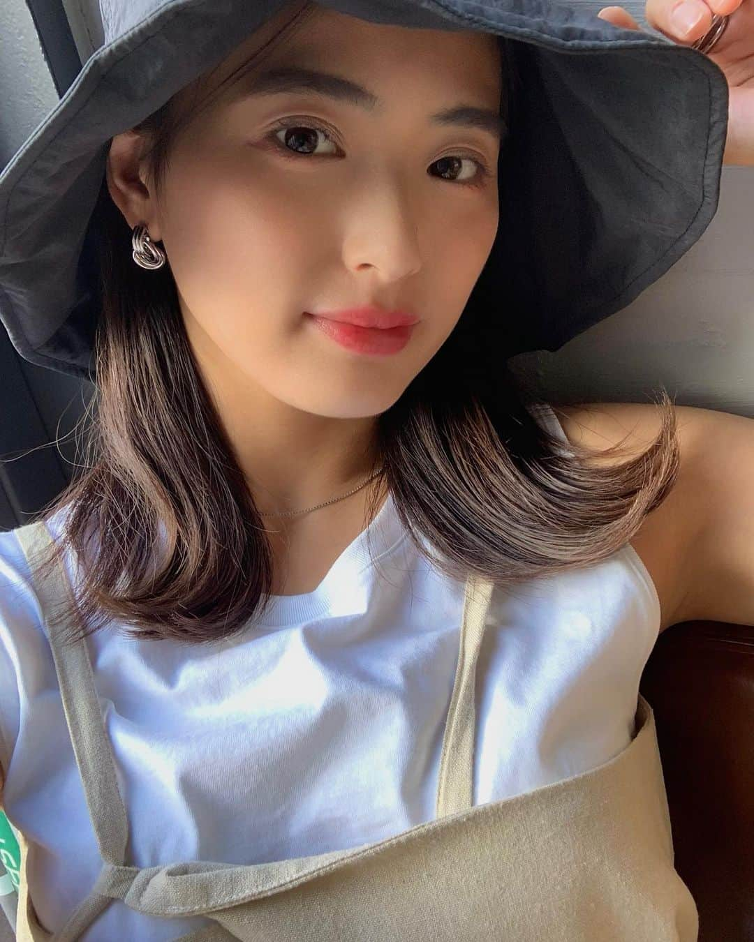 LUNAさんのインスタグラム写真 - (LUNAInstagram)「夏はほぼ毎日帽子被る。日焼けしたくない🥺. . . #セミロング #セミロングヘア #ミディアムヘア #ミディアムボブ #ミディアム #帽子 #帽子コーデ #スタイルナンダ #stylenanda #ナチュラルメイク #なちゅらる #なちゅらるめいく #外ハネボブ #外ハネミディアム #外ハネヘア」8月20日 12時27分 - luna_0229