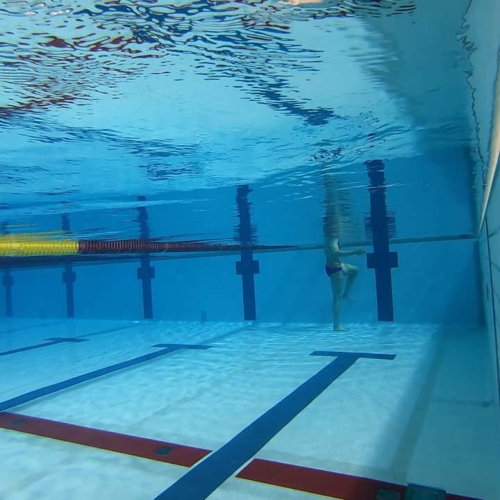 古賀淳也のインスタグラム：「水を掻く、水を蹴るだけじゃなく、水の抵抗を減らす、水の抵抗を使う事も試してみよう  皆さんの行う全ての工夫が、今より少しでも速くなる事に繋がると信じてます」