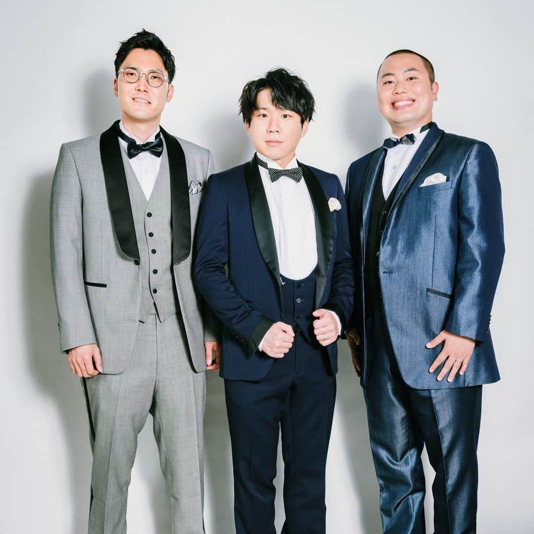 ハナコのインスタグラム：「❣︎ℕ𝔼𝕎𝕊❣︎ 8/23(月)発売の「ゼクシィ」2021年10月号の綴じ込み付録「彼専用ゼクシィ」に特集していただいております🕊 タキシードに身を包み、ハナコでたっぷり20ページ、プロポーズから結婚準備までお話しています💍 撮影の様子をまとめたメイキング動画もゼクシィさんのYouTubeチャンネルにてご覧いただけます👀 ハナコ初の特大特集を、ぜひぜひお手に取っていただけたら嬉しいです！  #ハナコ  #ゼクシィ #彼専用ゼクシィ  #タキシード  #ビシッと決めてます  #岡部のセルフファーストバイト」